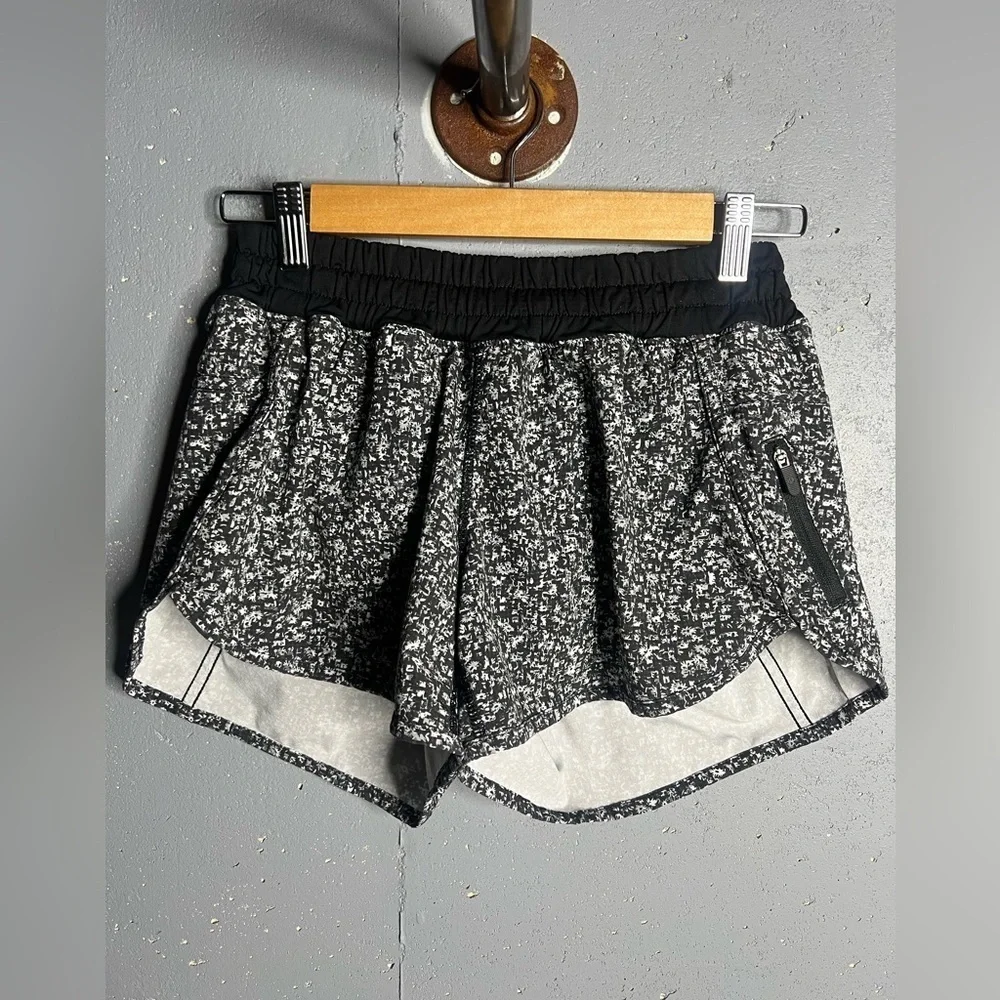 Lululemon Tracker Short IV 4”  Daisy Dust Alpine White Black / Black
